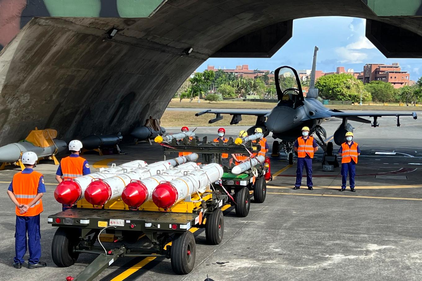 Militärpersonal i Taiwan lastar amerikanska sjövärnsrobotar och radarsökande jaktrobotar i samband med en övning. Arkivbild. Foto: Johnson Lai