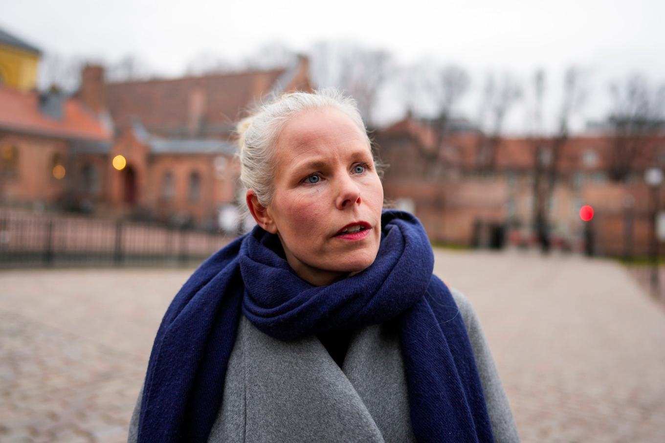 Kirsti Bergstø, partiledare för Sosialistisk Venstreparti på väg till budgetförhandlingarna. Foto: Heiko Junge/NTB/TT