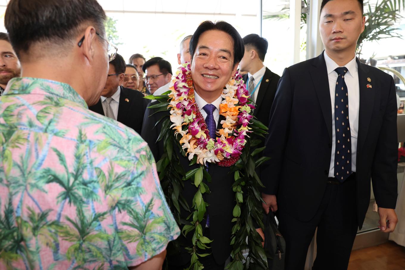 Taiwans president Lai Ching-Te fick blomster runt halsen under sitt Hawaiibesök. Foto: Marco Garcia/AP/TT