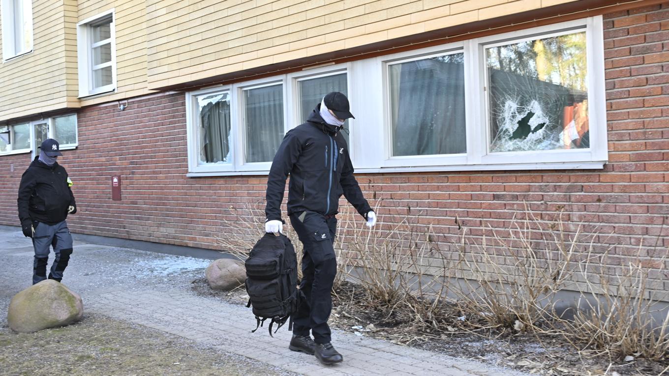 Polis på plats i Tyresö, söder om Stockholm, efter insatsen i mars då de två bröderna greps. Foto: Anders Wiklund/TT