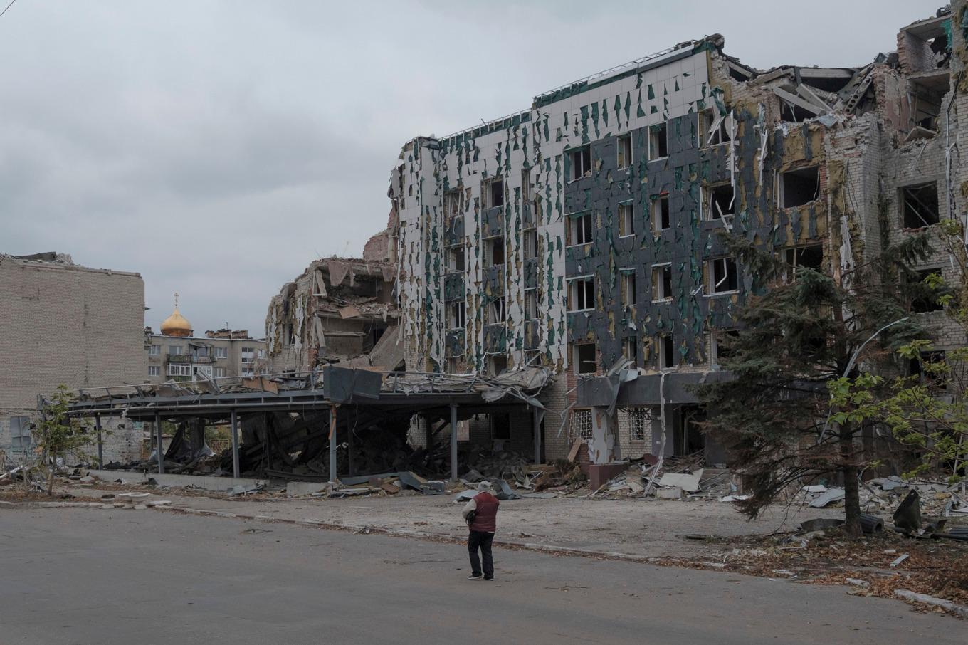 En kvinna går förbi ett hus förstört i en rysk luftattack i Pokrovsk. Bild från november. Foto: George Ivanchenko/AP/TT