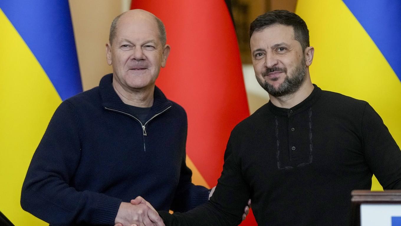 Tysklands förbundskansler Olaf Scholz och Ukrainas president Volodymyr Zelenskyj under en pressträff i Kiev. Foto: Evgeniy Maloletka/AP/TT