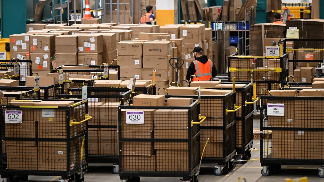 Den amerikanska e-handelsjätten Amazon vill konkurrera med kinesiska lågprissajter. Bilden visar en packstation i ett lager i Werne i Tyskland. Foto: Ina Fassbender