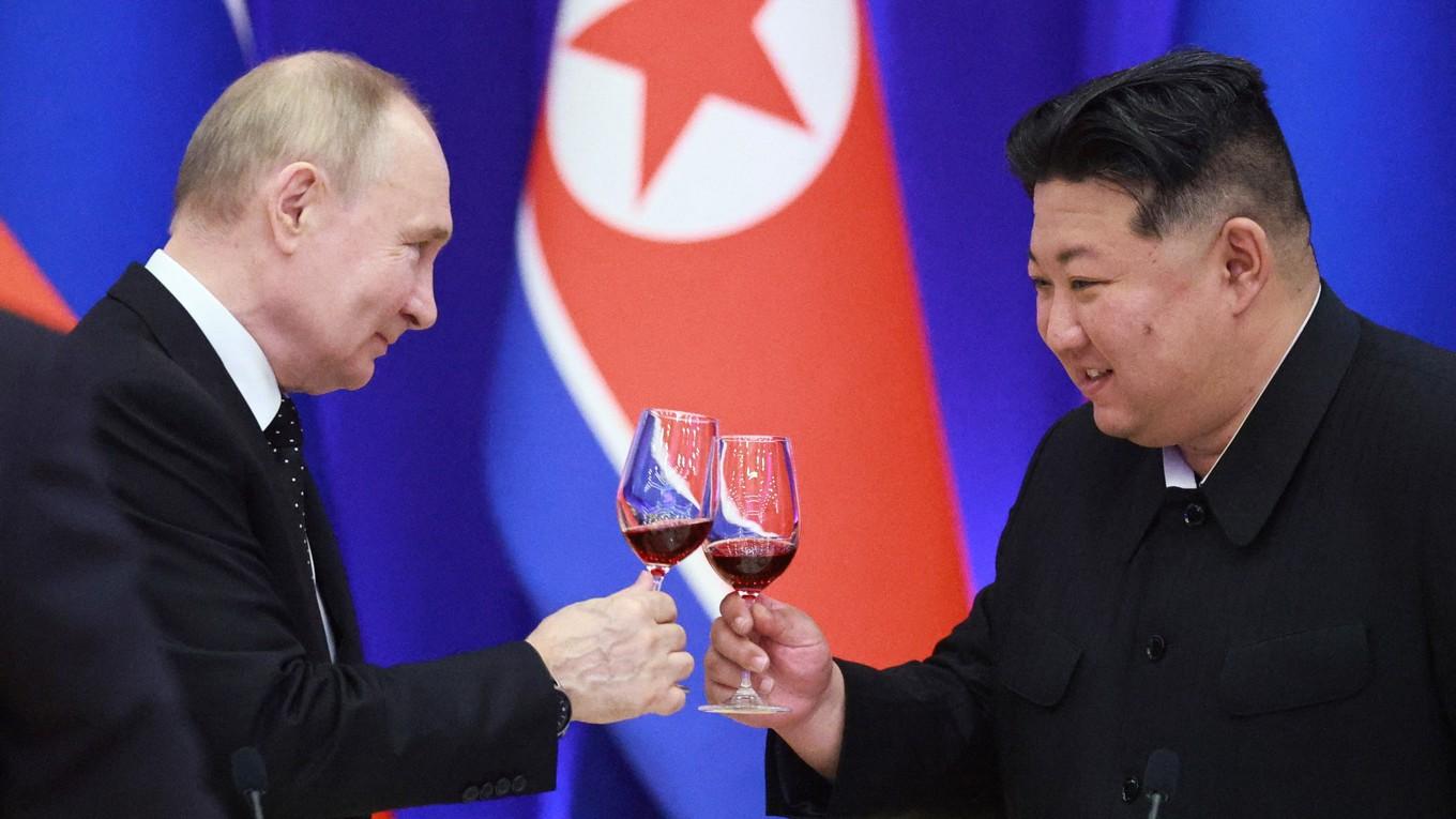 Vladimir Putin och Kim Jong-un skålar under en ceremoni i Pyongyang i juni, på ett foto som distribuerats av Rysslands statliga nyhetstjänst. Foto: Vladimir Smirnov /POOL/AFP via Getty Images