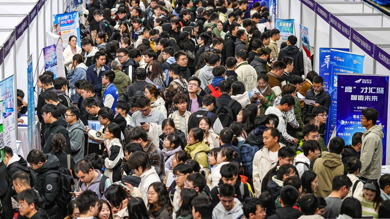 Hoppfulla arbetssökande på en jobbmässa i Shenyang i Liaoningprovinsen i Kina den 22 oktober. Foto: STR/AFP via Getty Images