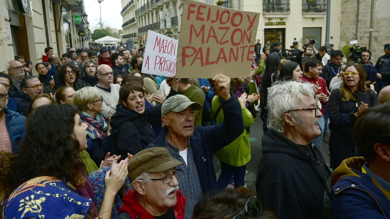 Demonstranter utanför regionparlamentet i Valencia, Spanien. Missnöjet med hanteringen av översvämningskatastrofen får regeringen att gunga. 
Foto: Jose Jordan/AFP via Getty Images