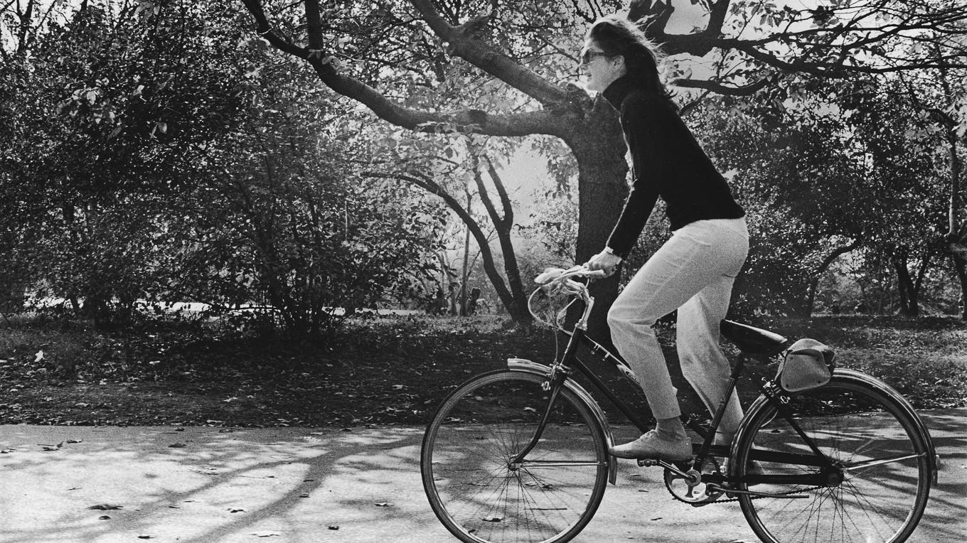 Nej, hon var inte ute och cyklade, även när hon var det. Jacqueline Kennedy Onassis (1929–1994) var verkligen hemtam på sin cykelram under sina eskapader i Central Park – Jackie bodde från två till sju års ålder på Manhattan i en tolvrums etagevåning på 740 Park Avenue, vilken hennes farfar James T. Lee, som var en företagsam fastighetsutvecklare, hade låtit bygga 1930 (våningen såldes 2017 för 25,5 miljoner dollar).
När Jackie flyttade tillbaka till New York 1964 köpte hon en knappt 500 kvadratmeter stor våning på 1040 Fifth Avenue för 200 000 dollar. Bostaden hade fem badrum, tre eldstäder, två terrasser och ett bibliotek. Och utsikt mot – Central Park. Jackie ägde bostaden tills hon gick bort 1994. Året därpå såldes egendomen för 
9,2 miljoner dollar. Foto: Larry Zumwall/Pictorial/Hulton Archive/Getty Images