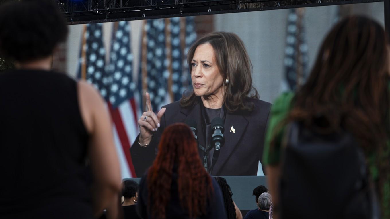 Anhängare till Kamala Harris lyssnar på hennes tal vid Howard University i Washington den 6 november. Foto: Madalina Vasiliu