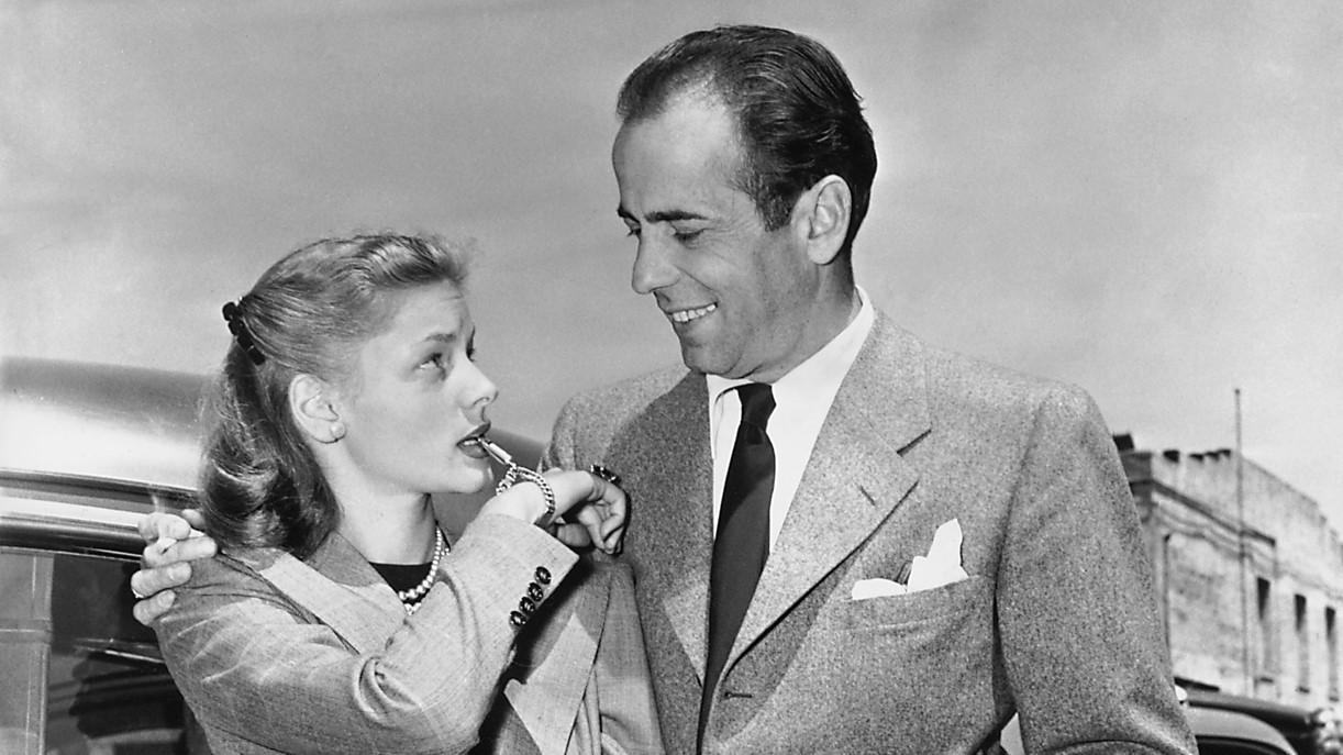 Rörande visselblåsare Lauren Bacall och Humphrey Bogart träffades för första gången 1944 under inspelningen av ”Att ha och inte ha”. Offscreen utvecklades en romans som skulle förändra deras liv. ”Ingen har någonsin skrivit ett mer romantiskt filmmanus än det som vi levde i”, har Bacall sagt. Två år efter filminspelningen gifte sig stjärnorna, och förblev gifta fram till Bogarts död i cancer 1957, vid endast 57 års ålder, då Bacall blott var 32 år gammal. Lauren Bacall och Humphrey Bogart var inte bara två av Hollywoods mest ikoniska skådespelare, utan också ett av filmhistoriens mest kända och älskade kärlekspar. Deras förhållande, som började på 1940-talet, fångade publikens hjärtan och satte prägel på en era av romantik både på och utanför bioduken. Med sina fyra filmer tillsammans och en relation som trotsade Hollywoods pressande tempo blev de en symbol för passion, lojalitet och glamour. Deras gemensamma karriärer och liv har lämnat ett outplånligt avtryck i filmhistorien.
Bacalls replik till sin motspelare Bogart i filmen ”Att ha och inte ha”, ”You know how to whistle, don’t you, Steve? You just put your lips together and blow”, har blivit klassisk. Vid Bogarts begravning i Beverly Hills den 18 januari 1957 placerade Bacall en visselpipa i kistan precis innan locket skulle stängas. Visselpipan, som hon tidigare fått i gåva av Bogart, bar inskriptionen: ”If you need anything, just whistle.” Foto: Archive Photos/Getty Images