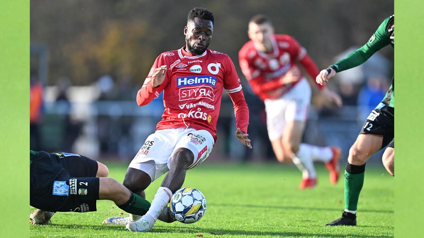 Degerforsaren Aketchi Luc-Martin Kassi bränner ett läge i den mållösa matchen på Påskbergsvallen i Varberg förra helgen. Foto: Björn Larsson Rosvall/TT