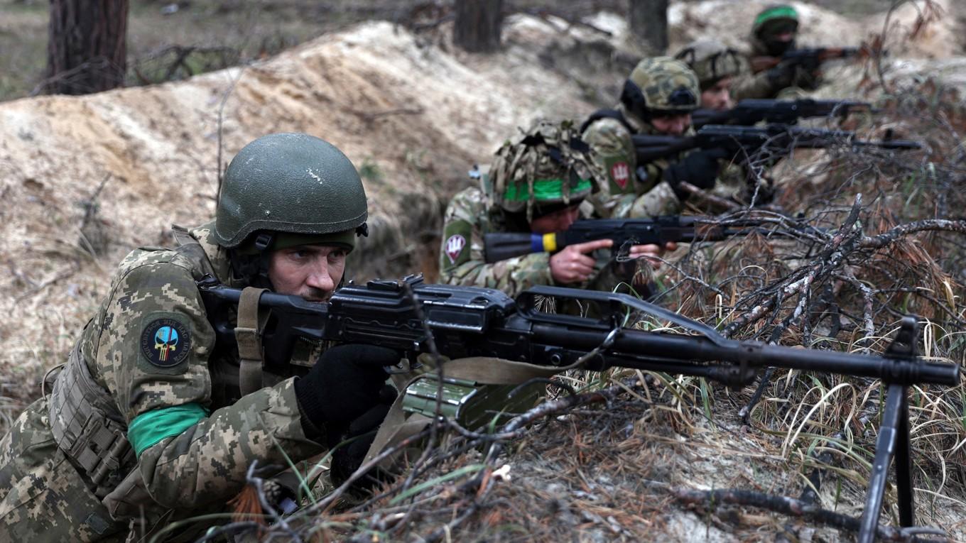 Ukrainska soldater deltar i militärövningar i Donetsk-regionen den 21 januari 2023. Foto: Anatolii Stepanov/AFP via Getty Images