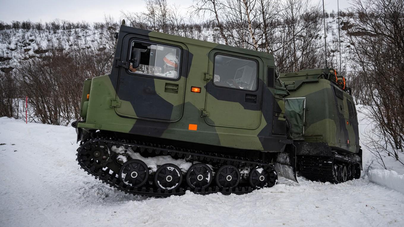 En soldat sitter i ett militärfordon i samband med en Nato-övning den 24 mars vid polcirkeln. Bilden har inget samband med artikeln. Foto: Jonathan Näckstrand/AFP via Getty Images