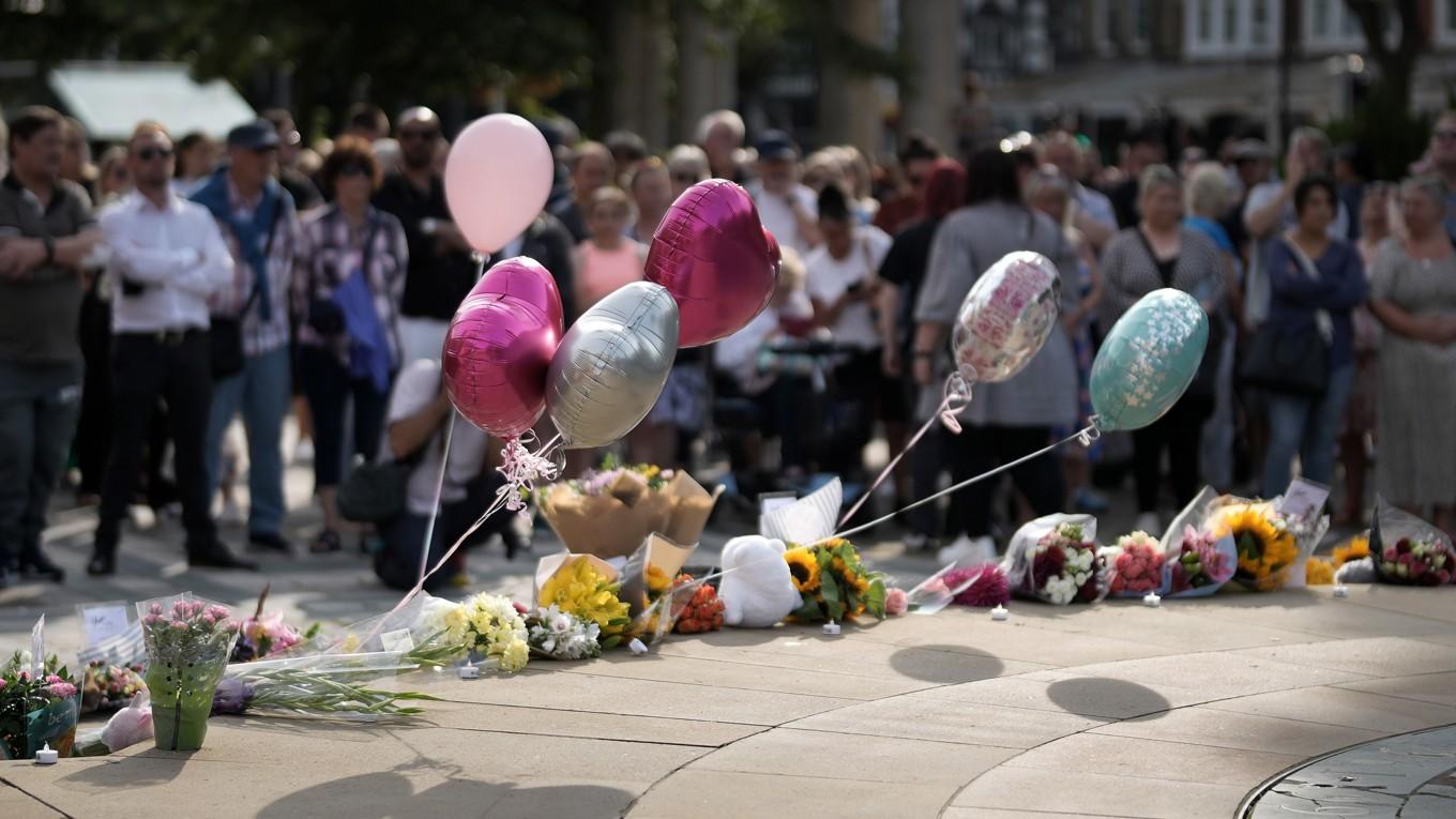 Människor deltar i en vaka i Southport i Storbritannien efter en knivattack den 30 juli. Tre flickor dödade och ett tiotal personer skadades. Foto: Christopher Furlong/Getty Images