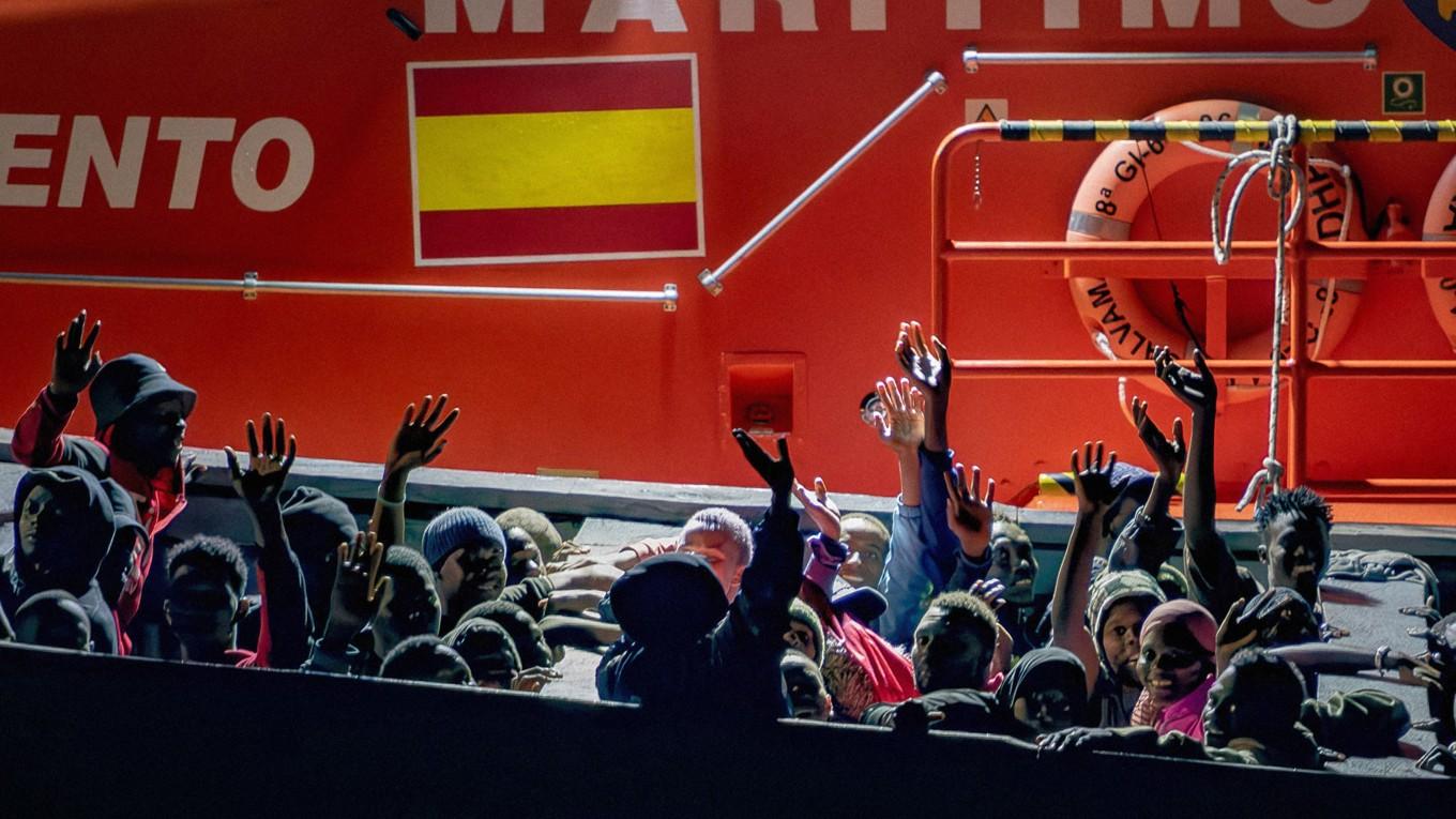 Migranter vid hamnen i La Restinga utanför ön El Hierros i Spanien den 22 september. Foto: Antonio Sempere/AFP via Getty Images