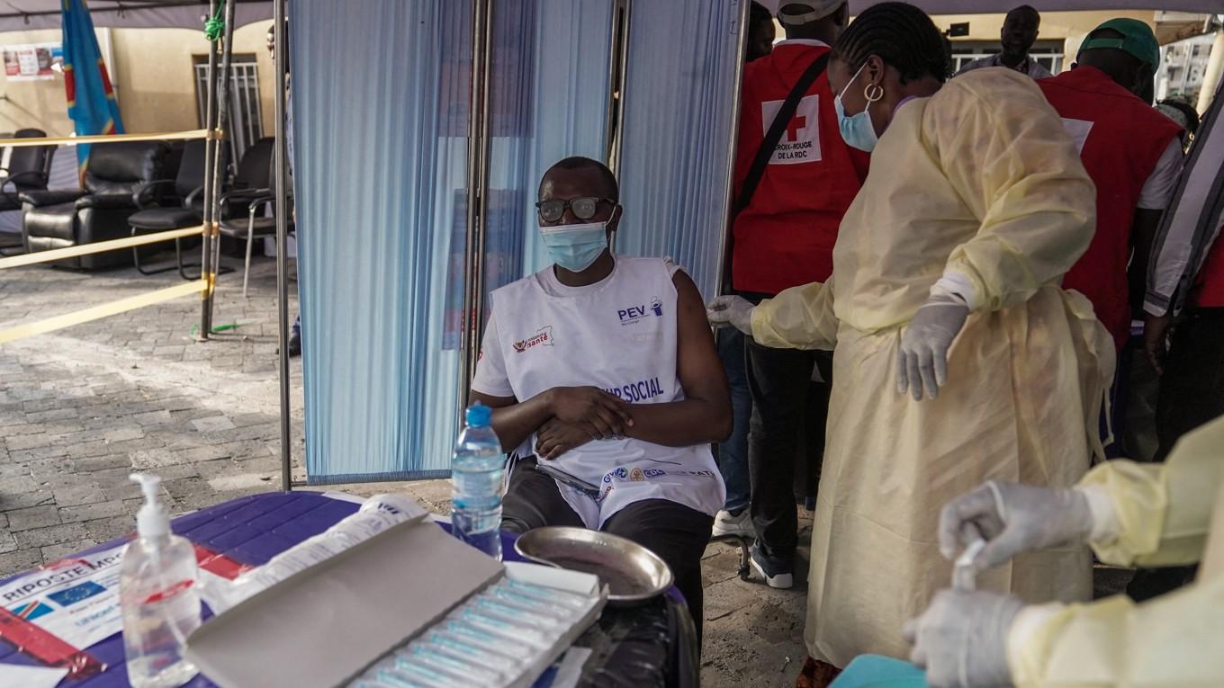 En man vaccineras mot mpox i Goma i Kongo den 5 oktober. Foto: Aubin Mukoni/AFP via Getty Images