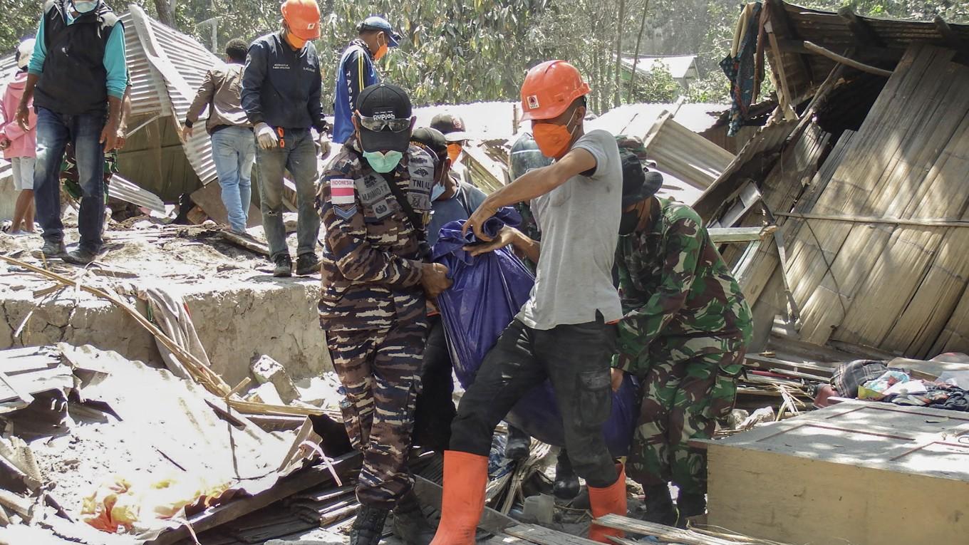 Räddningstjänsten arbetar i byn Klatanlo i östra Indonesien den 4 november. Foto: Arnold Welianto/AFP via Getty Images