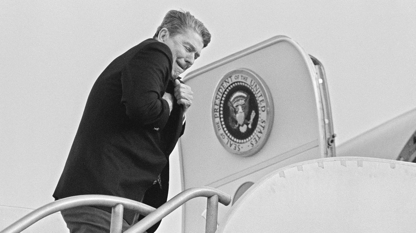 Ronald Reagan (1911–2004) var USA:s president mellan 1981 och 1989. Reagan tillträdde som president mitt under kalla krigets mest intensiva period. Genom att öka kapprustningen ville han få Sovjetunionens ekonomi att gå på knäna och därigenom göra landet så pass medgörligt att man var beredd att diskutera åtgärder som skulle minska anspänningen i världen. Foto: Jerome Delay/AFP via Getty Images