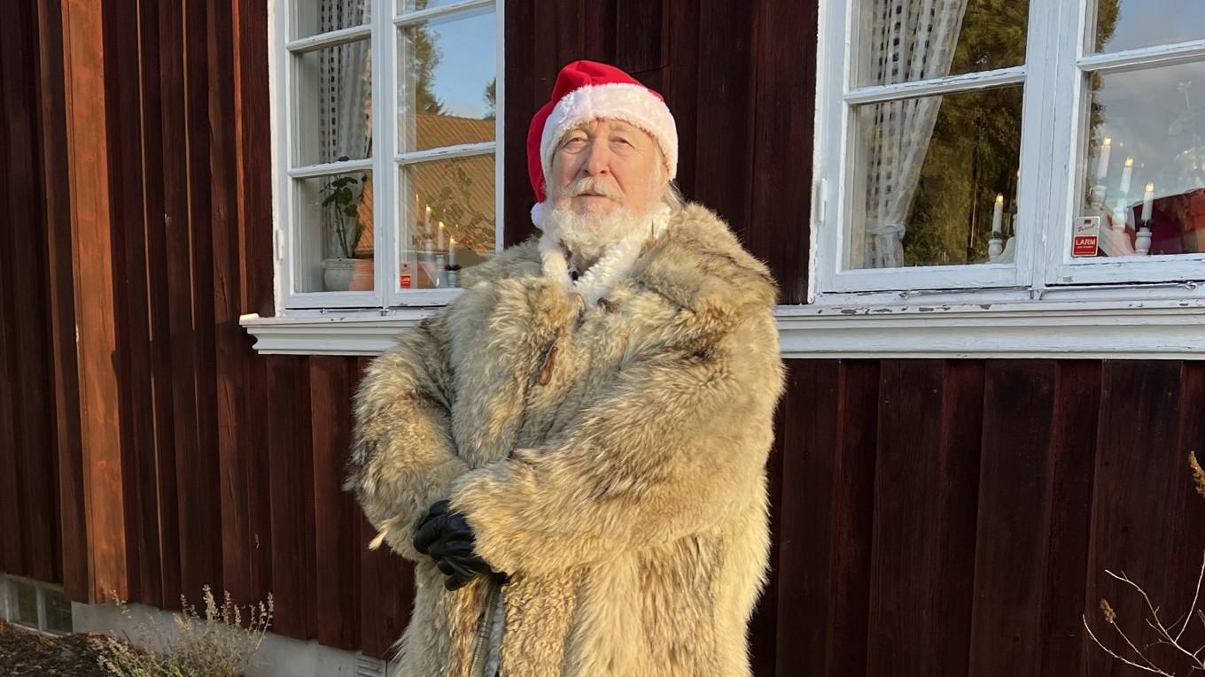 Jultomten besöker Ransäters julmarknad, iklädd vargskinnspäls och med äkta skägg. Foto: Kristina I. Kleinert