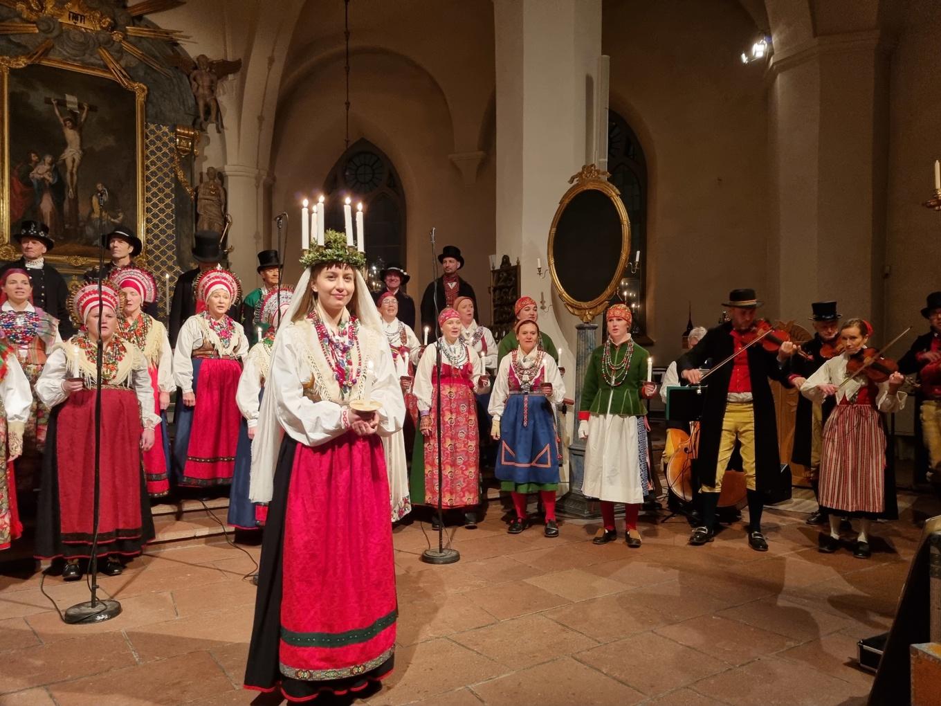 Dalarnas Lussibrud är färgglatt. Brudpigorna bär lad eller ladband på huvudet och pärlor kring halsen. Foto: Täpp Lars Arnesson