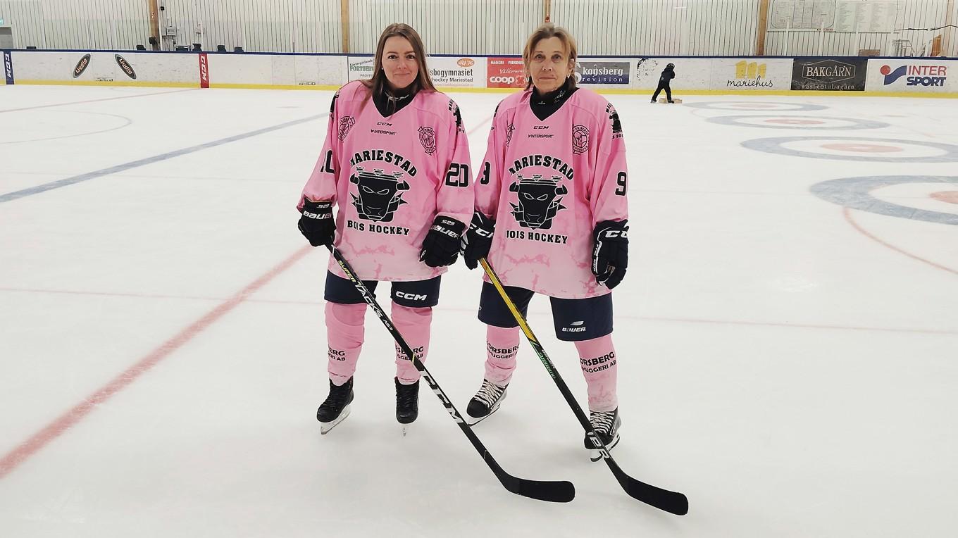 Damlagets skapare, Mikaela och Inger. Trots att Inger hade kämpat sig igenom en cancerbehandling bara månader före, var hon med och spelade matcher när Mariestad Bois damlag arrangerade Rosa cupen för kampen mot cancer. Foto: Albin Rutgersson