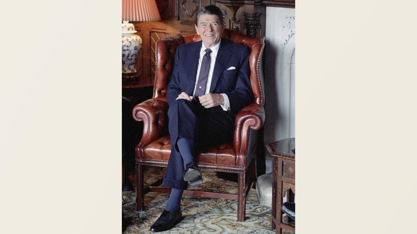 Ronald Reagan tar igen sig i en Chesterfield-fåtölj på Ashford Castle. Slottet har 82 gästrum varav sex sviter. Ronald Reagan-sviten med sin generösa himmelssäng och väl tilltagna öppna spis ligger vägg i vägg med Kennedysviten. De två sviterna kan kombineras för att skapa en privat flygel med tre sovrum. Pierce Brosnan och Keely Shaye gifte sig på Ashford Castle 2001. De anlände dock inte i äkta Bond-stil, med helikopter, till slottet. Men Ronnie och Nancy kunde man naturligtvis lita på i det avseendet. Någon måtta på avsteg från etiketten får det ju ändå vara, även om det är helg! Foto: Public Domain