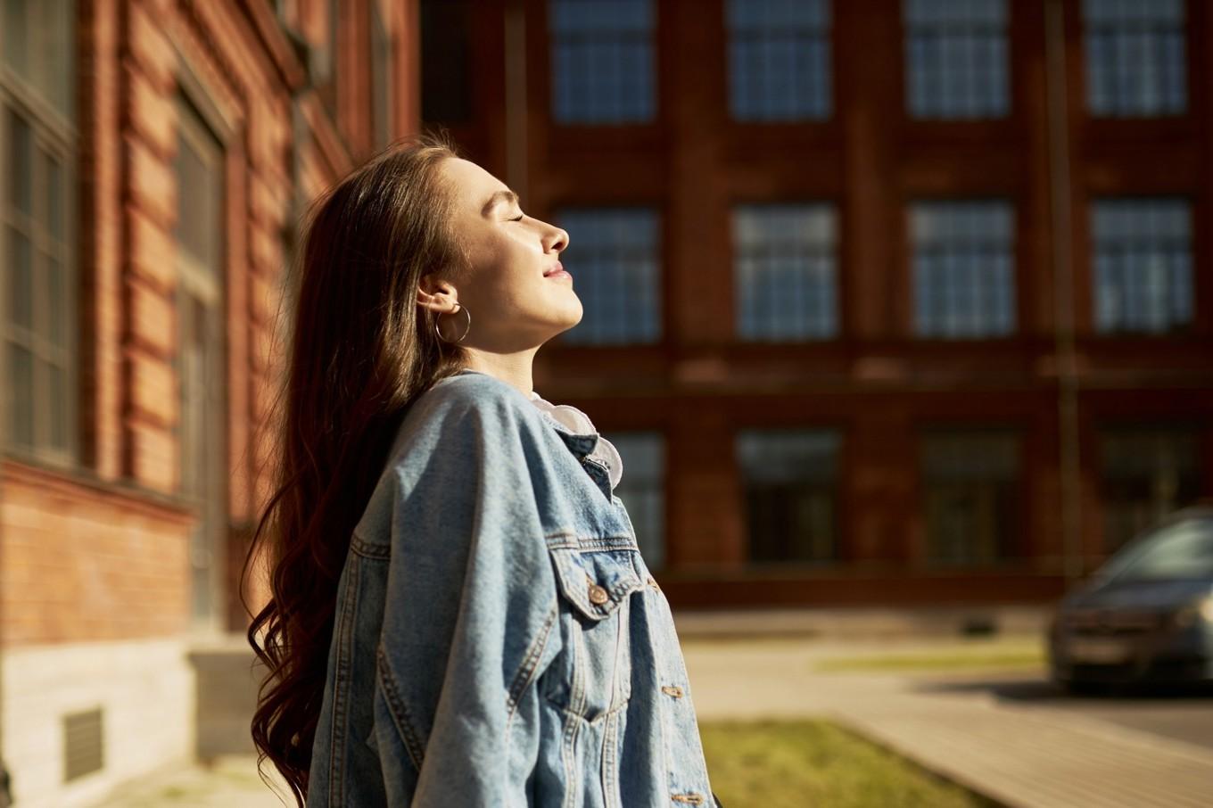 Under juni–juli räcker en kvart i solen i kortärmat och shorts, två till tre gånger i veckan, för att få tillräckligt med D-vitamin. Foto: Anatoliy Karlyuk/shutterstock