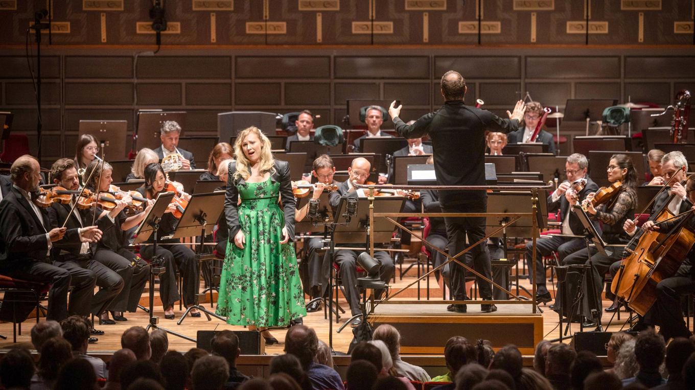 Kungliga Filharmonikerna, chefdirigent Ryan Bancroft, och sopranen Sofie Asplund framförde två konsertarior av Mozart.
Foto: Nadja Sjöström