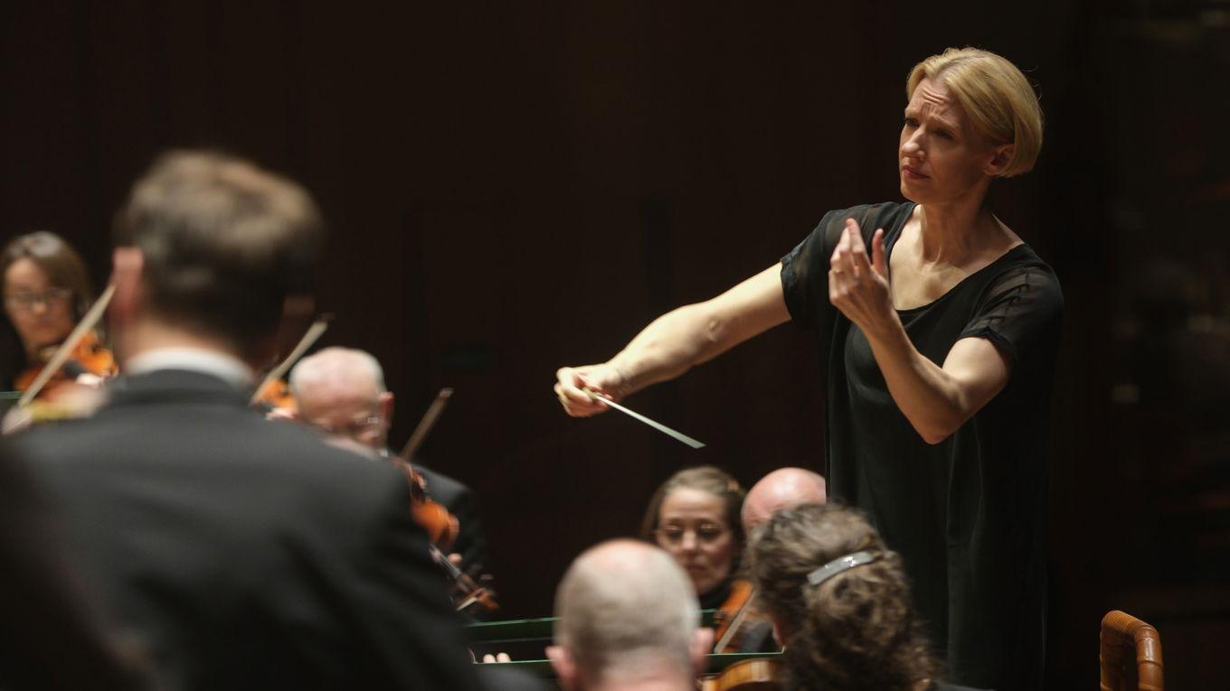 Dirigenten Joana Mallwitz imponerade stort med sina tolkningar av Hindemiths Mathis der Maler och Ravels La valse. Foto: Arne Hyckenberg