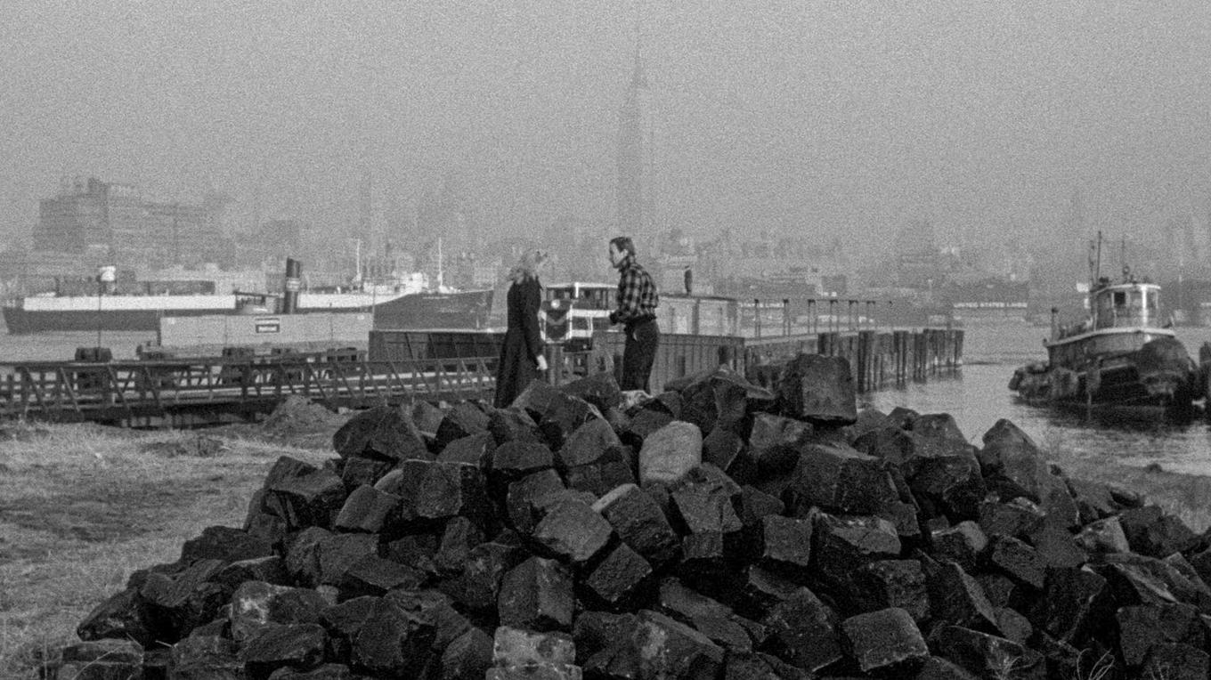 Filmen bygger på journalisten Malcolm Johnsons (1904–1976) undersökande artikelserie ”Crime on the Waterfront”. Foto: Elia Kazan och Boris Kaufman