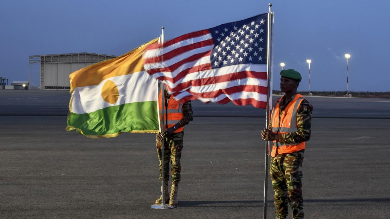 Formellt avsked av amerikanska trupper från Niger. USA har ännu inget avtal om en ny drönarbas i Sahel. Foto:  Boureima Hama/AFP