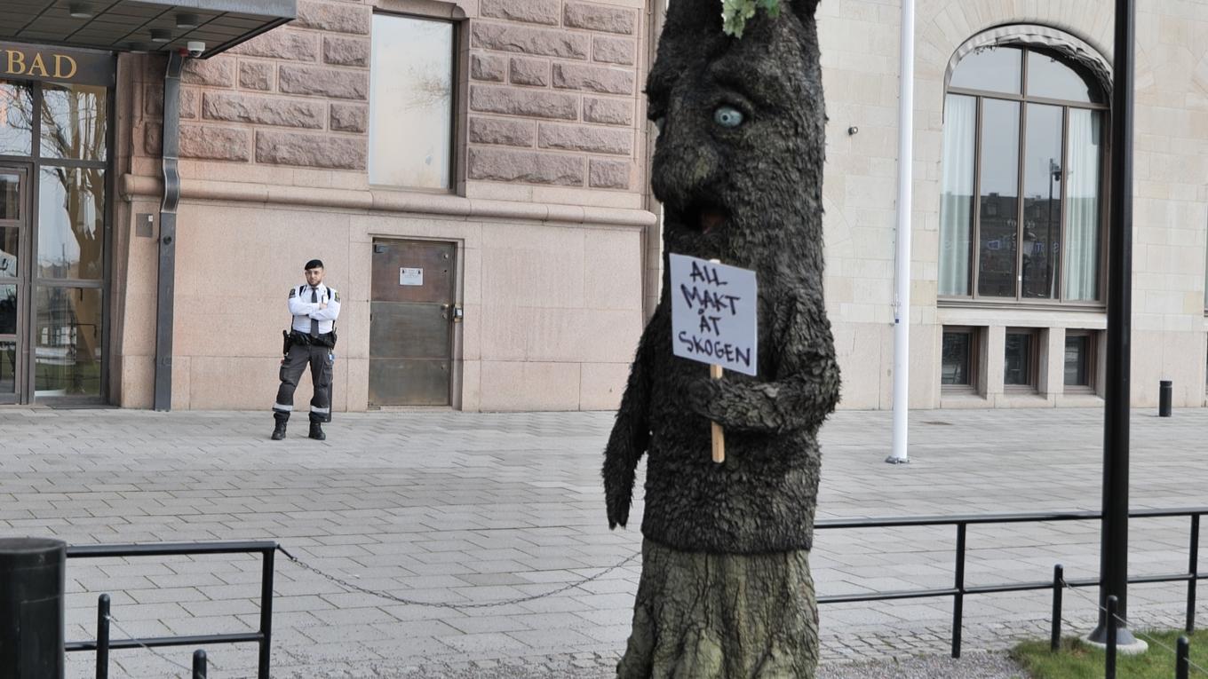 Aktivist utanför Rosenbad i samband med överlämnandet av delbetänkandet. Foto: Carl S:t Clair Renard