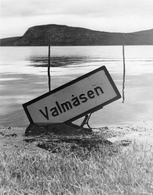 Vägskylten i Valmåsen 1962. Bilden är inte arrangerad. Foto: Per Persson, Valmåsen och Sveg