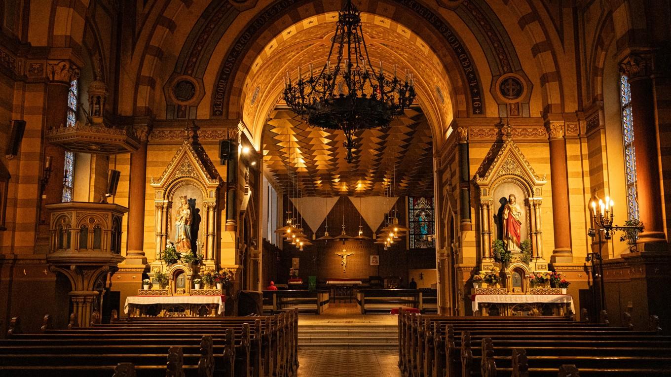 Katolska Domkyrkan på Södermalm i Stockholm firar mässa ett par gånger varje dag och erbjuder tillfälle för bikt under veckan. Foto: Sofia Drevemo