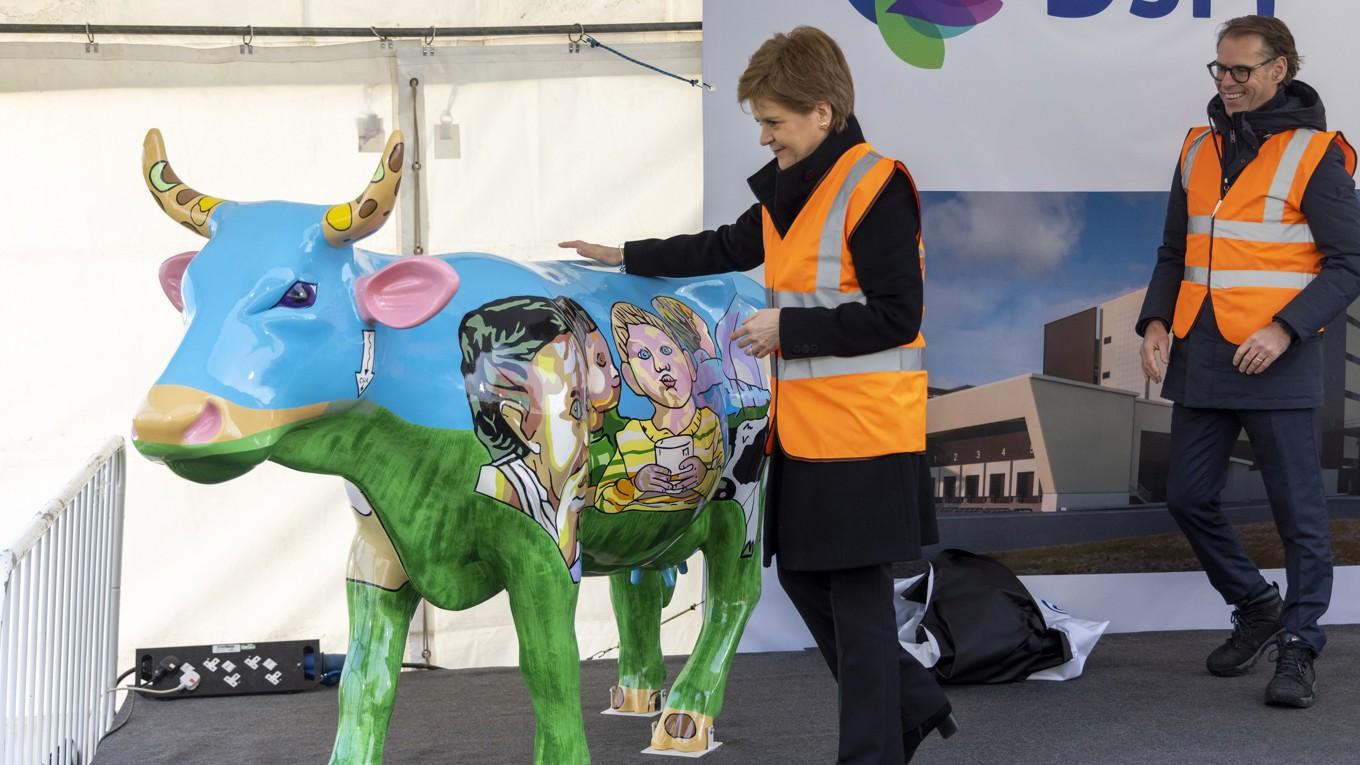 Tillverkning av den metanreducerande fodertillsatsen Bovaer har ökat. Skottlands försteminister, Nicola Sturgeon, invigde en ny fabrik år 2022. Foto: Robert Perry - WPA Pool/Getty Images