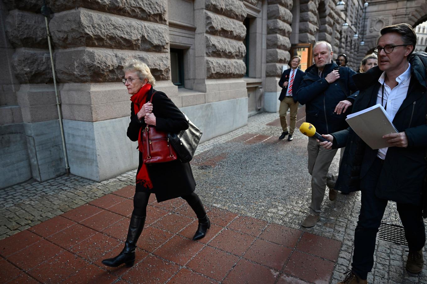 Susanne Ås Sivborg, Lantmäteriets generaldirektör, på väg till civilutskottet. Foto: Pontus Lundahl/TT