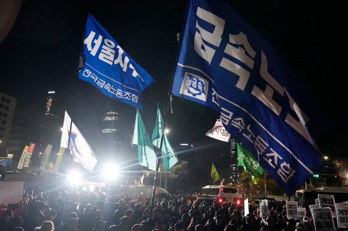 Demonstranter samlas för att kräva att Sydkoreas president Yoon Suk-Yeol avgår framför nationalförsamlingen i Seoul, Sydkorea. Foto: Ahn Young-Joon/AP/TT