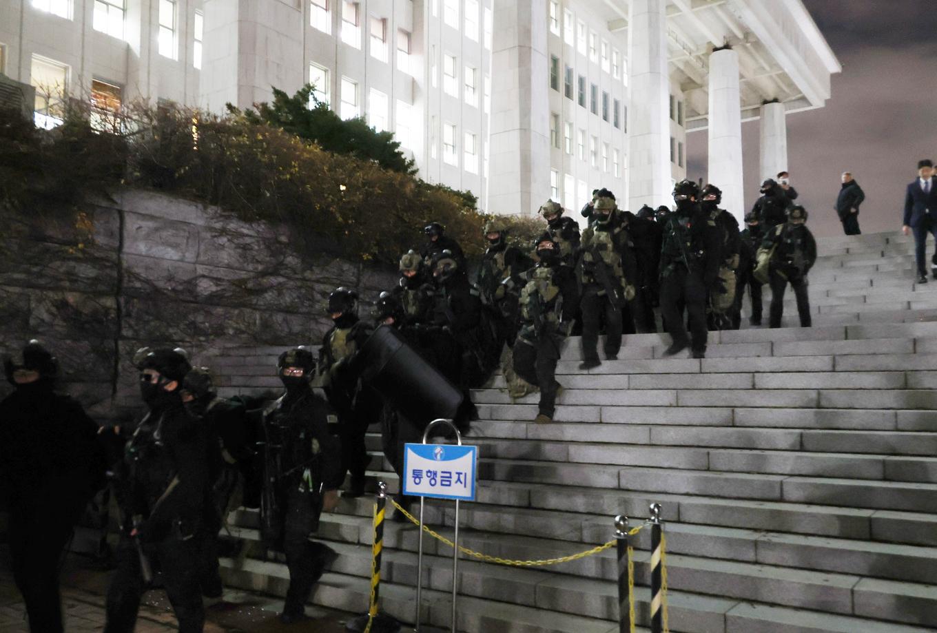 Sydkoreanska soldater lämnar parlamentet. Foto: Kim Ju-Sung/Yonhap via AP/TT