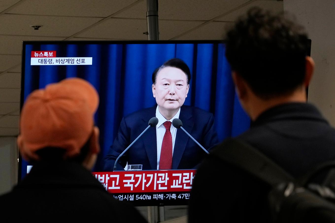 Sydkoreas president Yoon Suk-Yeol inför krigslagar eller ett särskilt undantagstillstånd, meddelar han i ett tv-framträdande på tisdagen. Foto: Ahn Young-joon/AP/TT