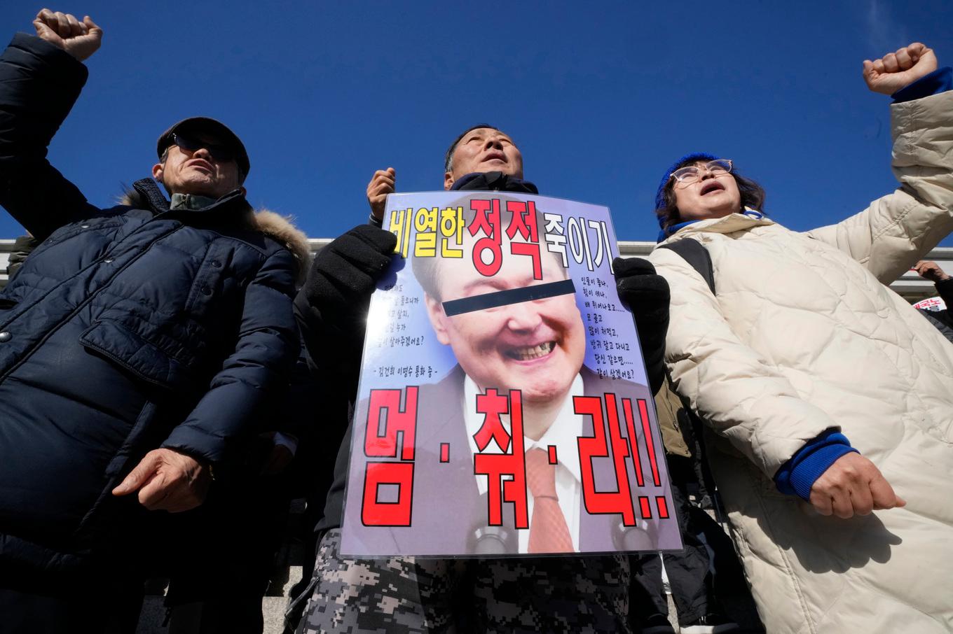 Medlemmar i det största oppositionspartiet, Demokratiska partiet, kräver att president Yoon Suk Yeol avgår. Foto: Ahn Young-Joon/AP/TT