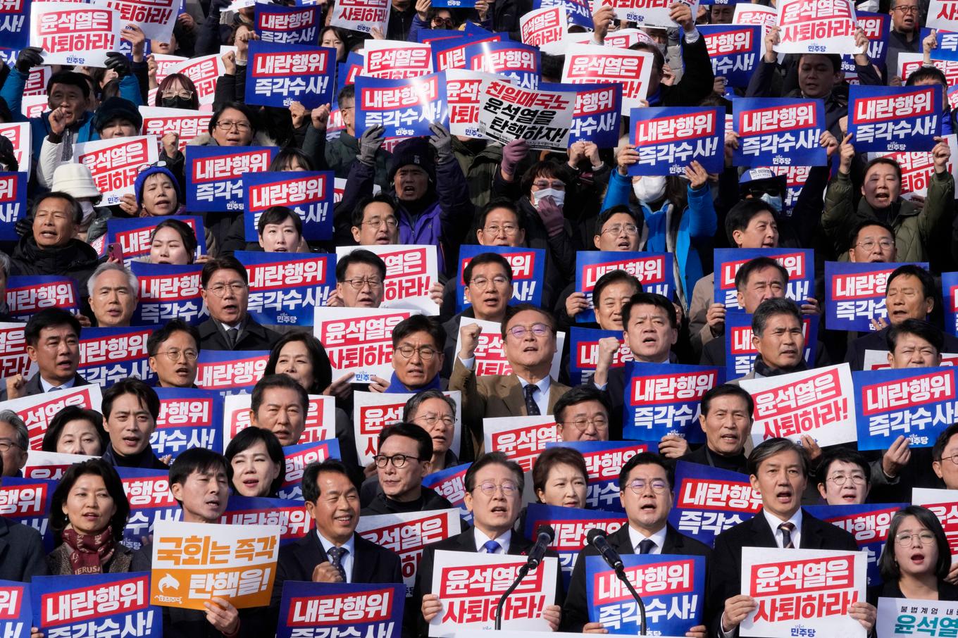 Oppositionella Demokratiska partiet protesterar mot Sydkoreas president i nationalförsamlingen i Seoul på onsdagen. På skyltarna står det "Yoon Suk-Yeol bör avgå". Foto: Ahn Young-Joon/AP/TT