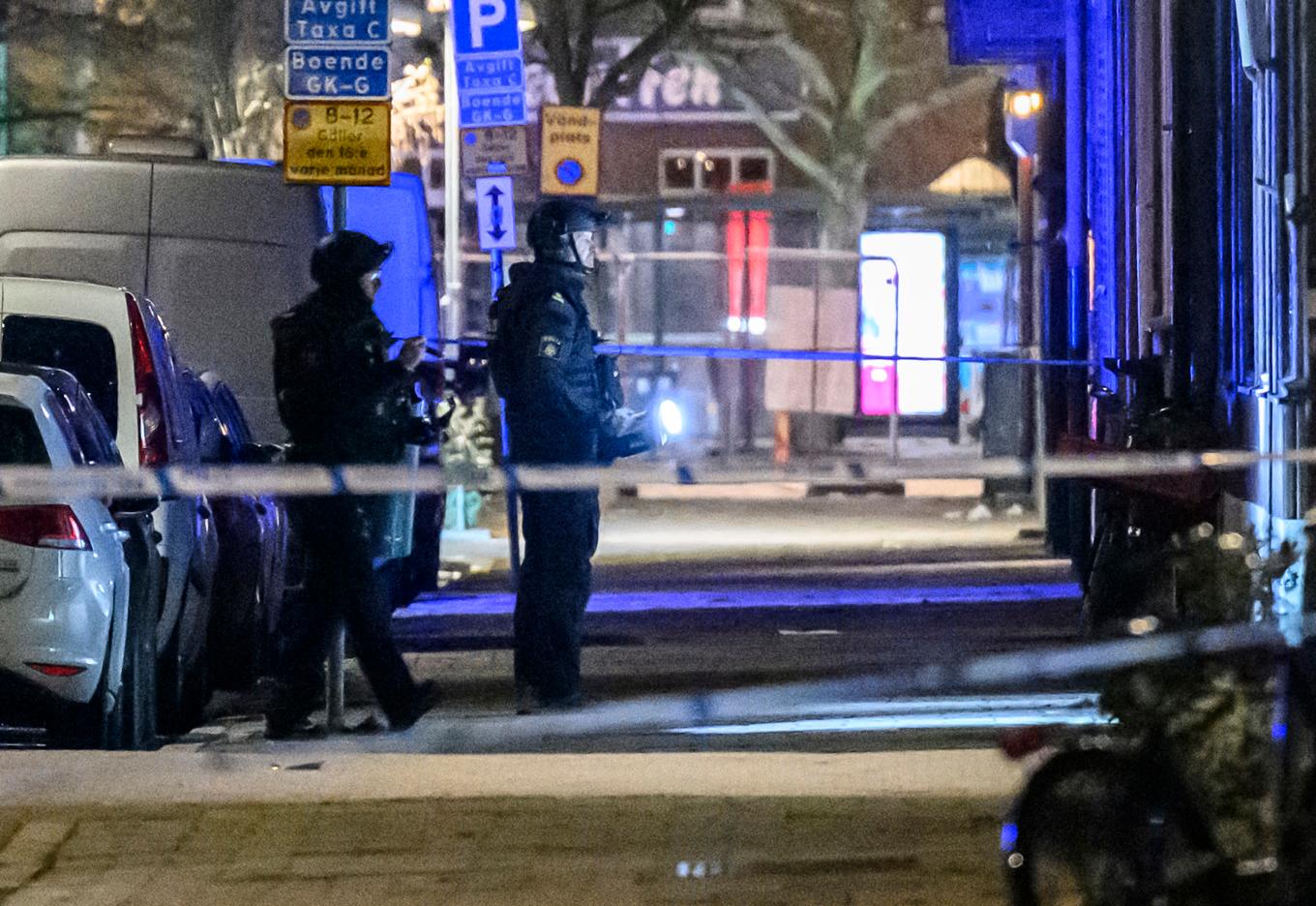 Polisen spärrade under natten av platsen som undersökts av bombtekniker och kriminaltekniker. Foto: Johan Nilsson/TT