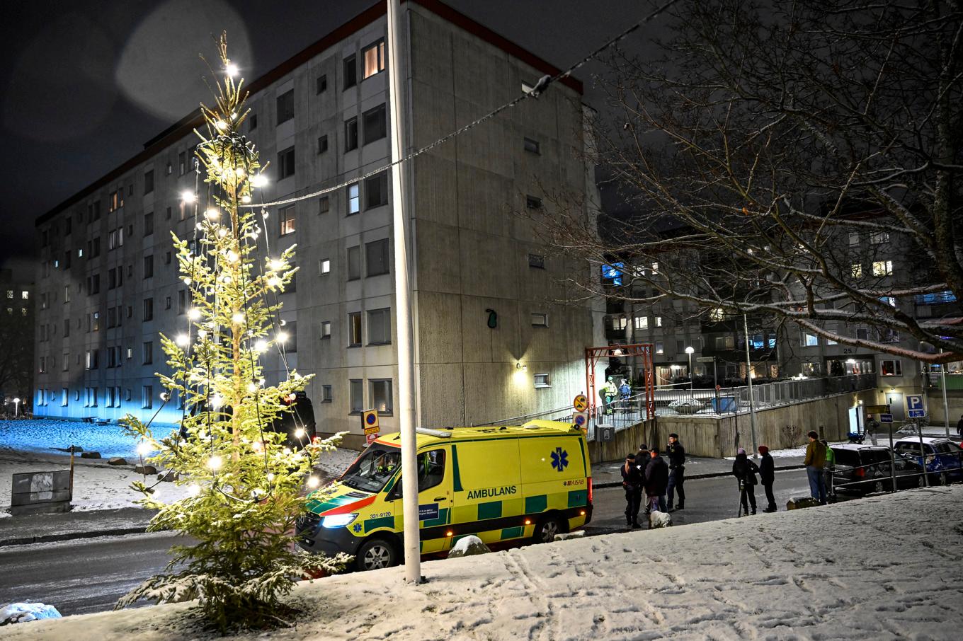 Polis och ambulans i Tensta i nordvästra Stockholm efter en explosion i ett trapphus. Foto: Fredrik Sandberg/TT