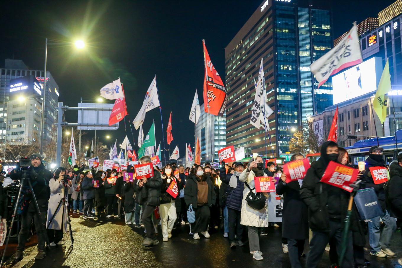 Demonstranter tågar från parken Gwanghwamun i centrala Seoul mot presidentpalatset och kräver president Yoon Suk-Yeols avgång. Foto: Cornelia Mikaelsson/TT