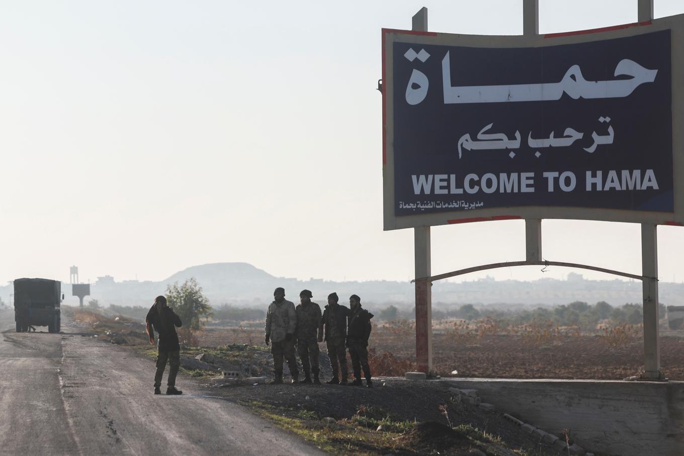 Syriska jihadister som strider mot regimen i Damaskus i utkanten av storstaden Hama, som de intog på torsdagen. Foto: Ghaith Alsayed/AP/TT