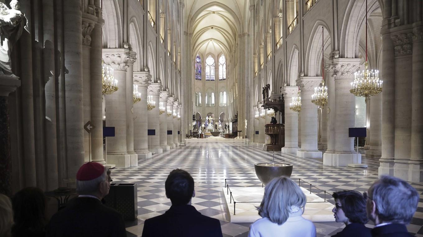 Frankrikes president Emmanuel Macron och hans fru Brigitte Macron, i bildens mitt, på besök i Notre-Dame i förra veckan. Foto: Christophe Petit Tesson/AP/TT