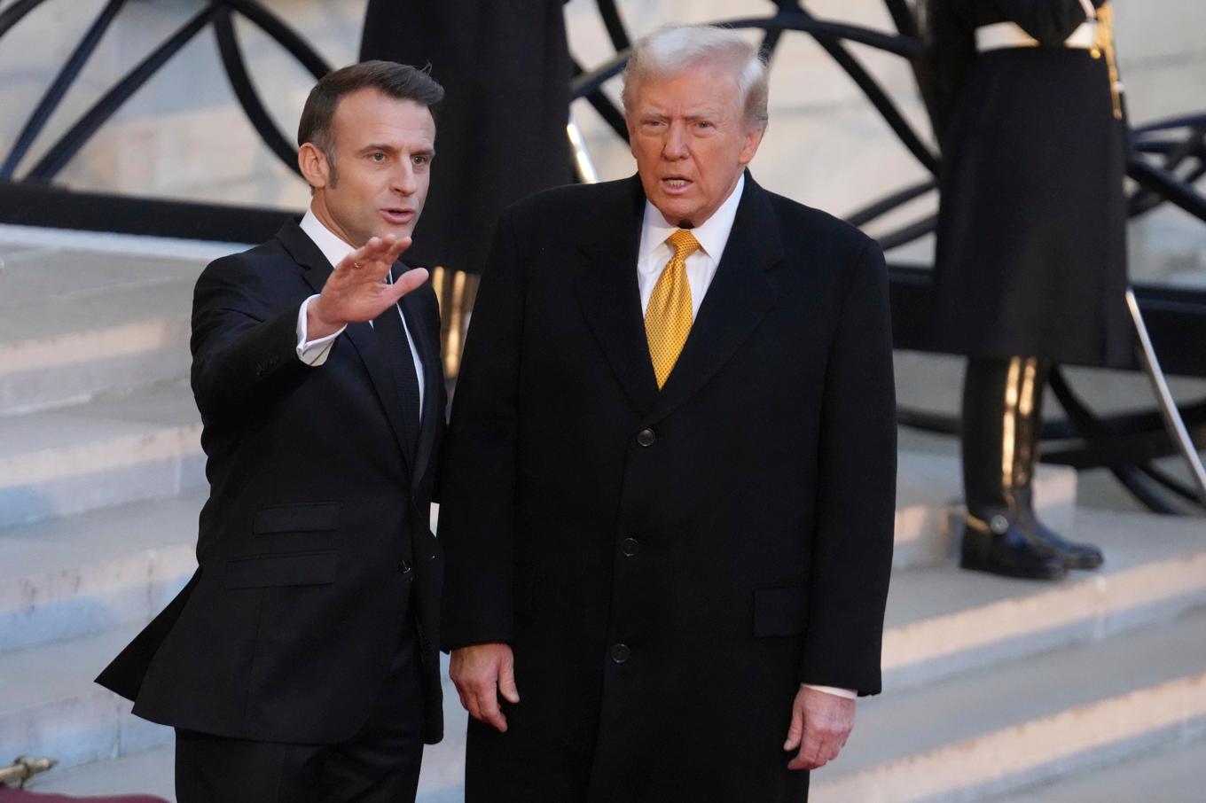 Frankrikes president Emmanuel Macron och USA:s tillträdande president Donald Trump vid Élyséepalatset i Pars. Foto: Michel Euler/AP/TT