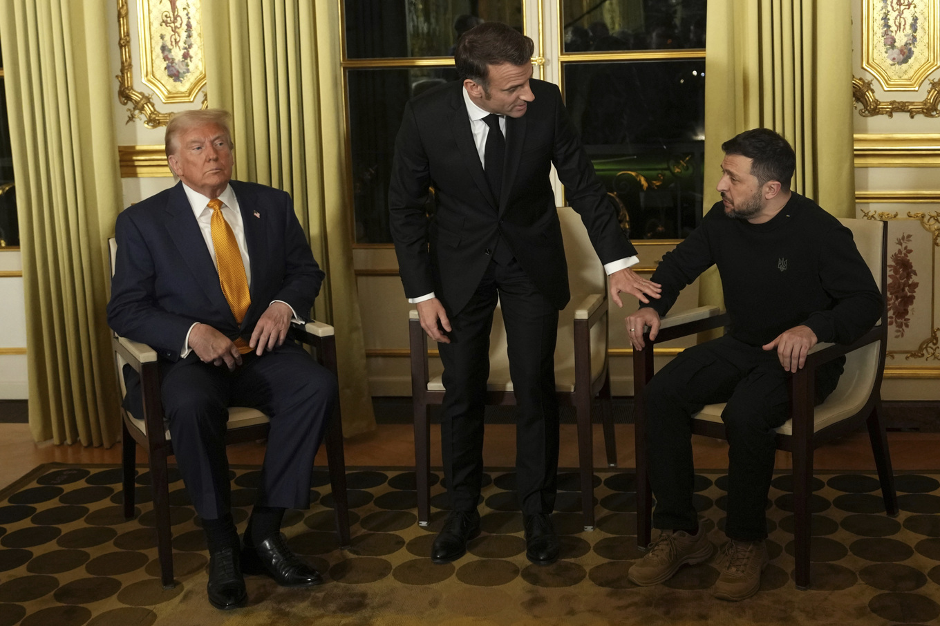 USA:s tillträdande president Donald Trump, Frankrikes president Emmanuel Macron och Ukrainas president Volodymyr Zelenskyj. Foto: Aurelien Morissard/AP/TT