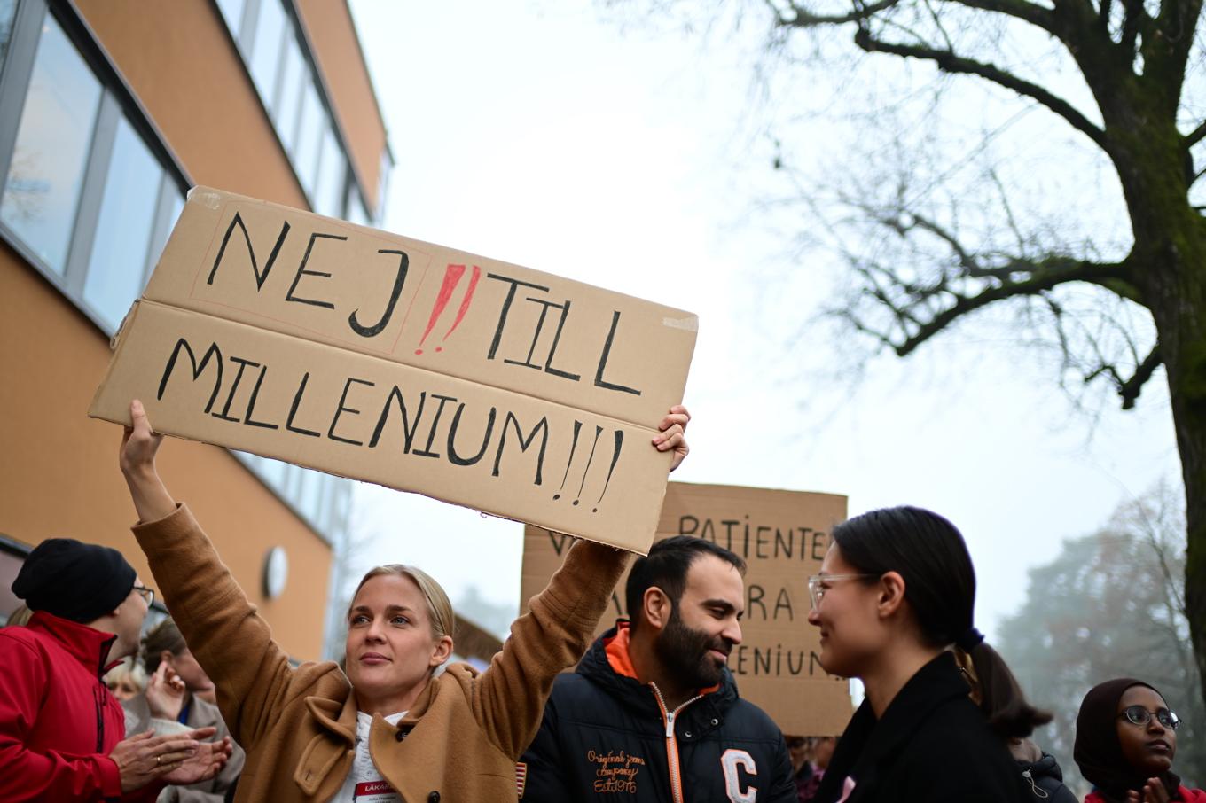 Kritiken var stor mot införandet av vårdsystemet Millennium. Bild från en manifestation utanför sjukhuset i Borås i mitten av november. Foto: Björn Larsson Rosvall/TT