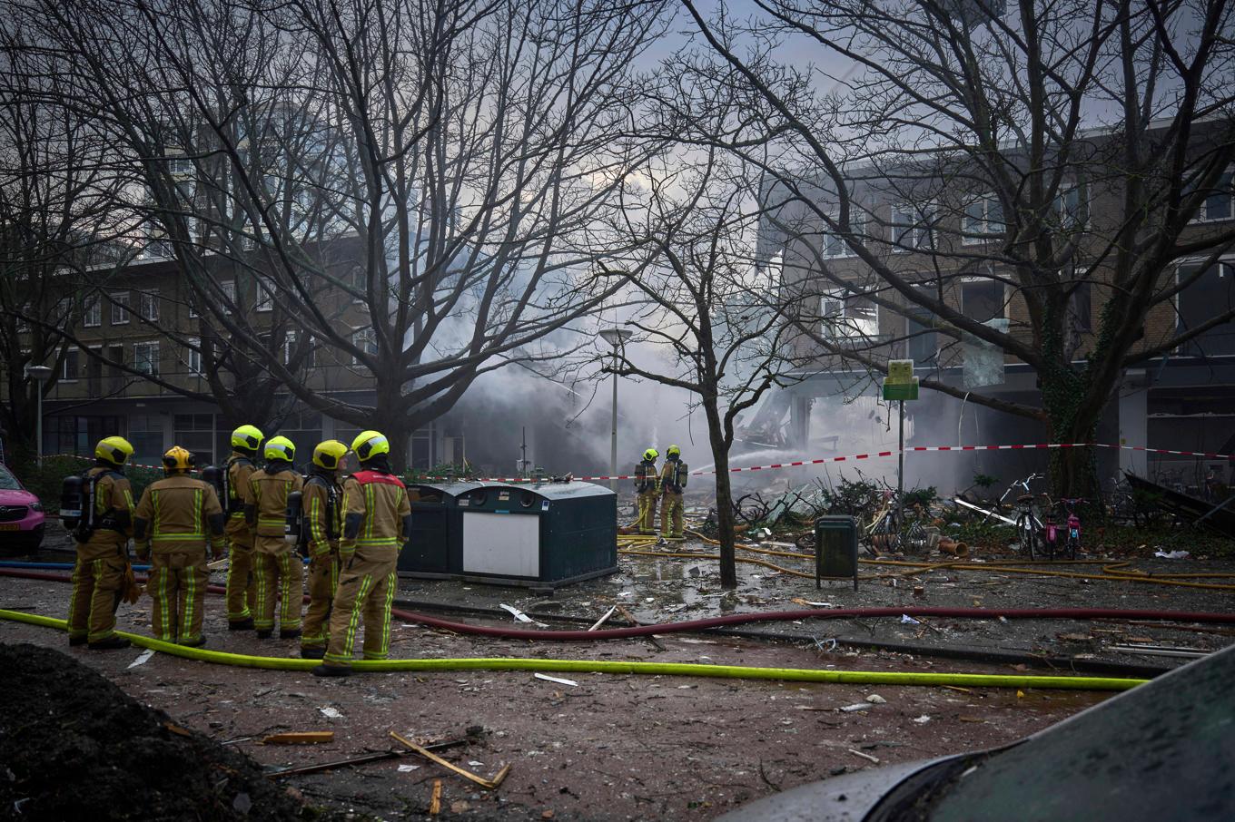 Räddningstjänst på plats vid det drabbade bostadshuset. Foto: Phil Nijhuis/AP/TT