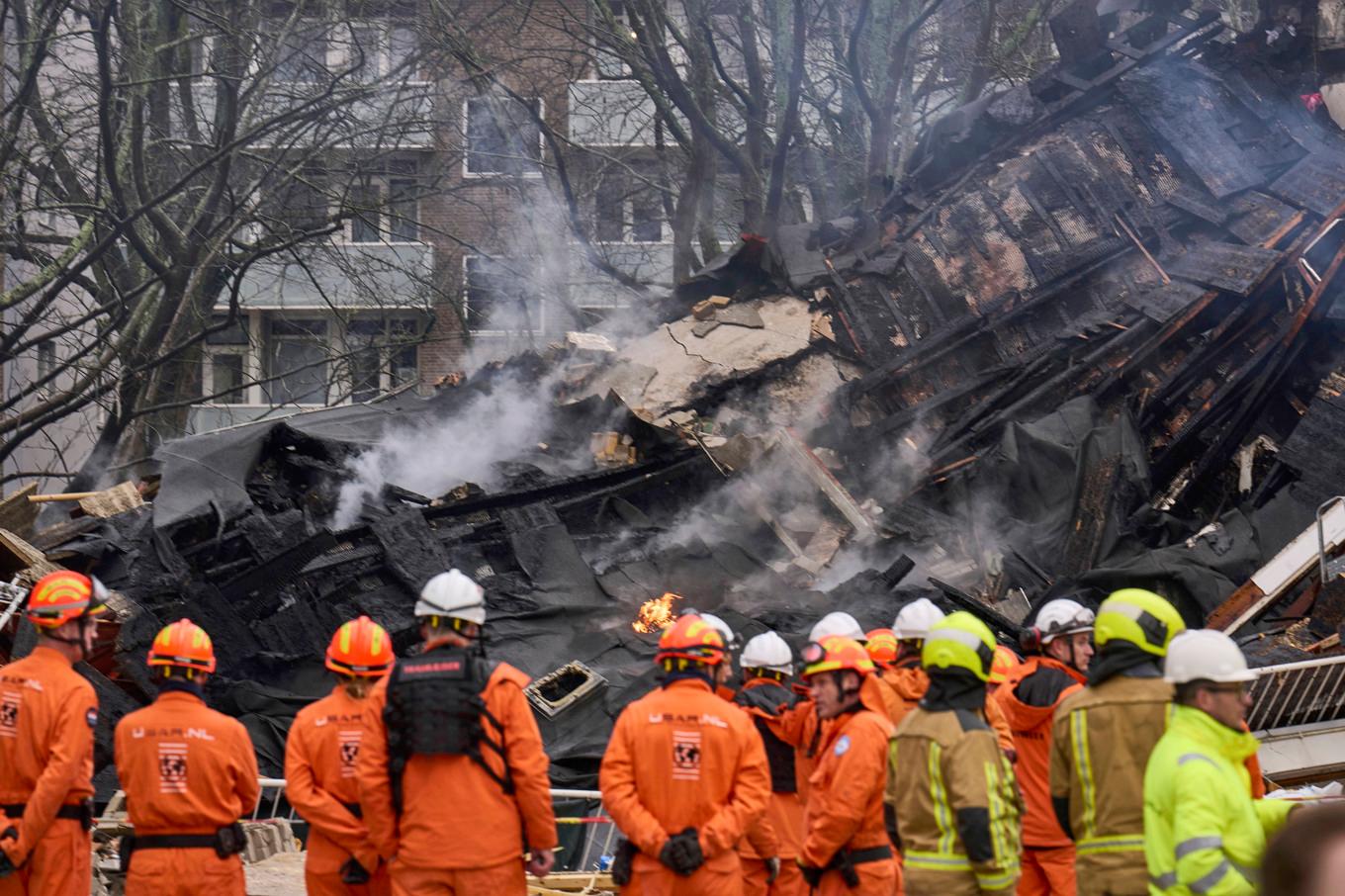 Räddningstjänst på plats vid det drabbade bostadshuset. Foto: Phil Nijhuis/AP/TT